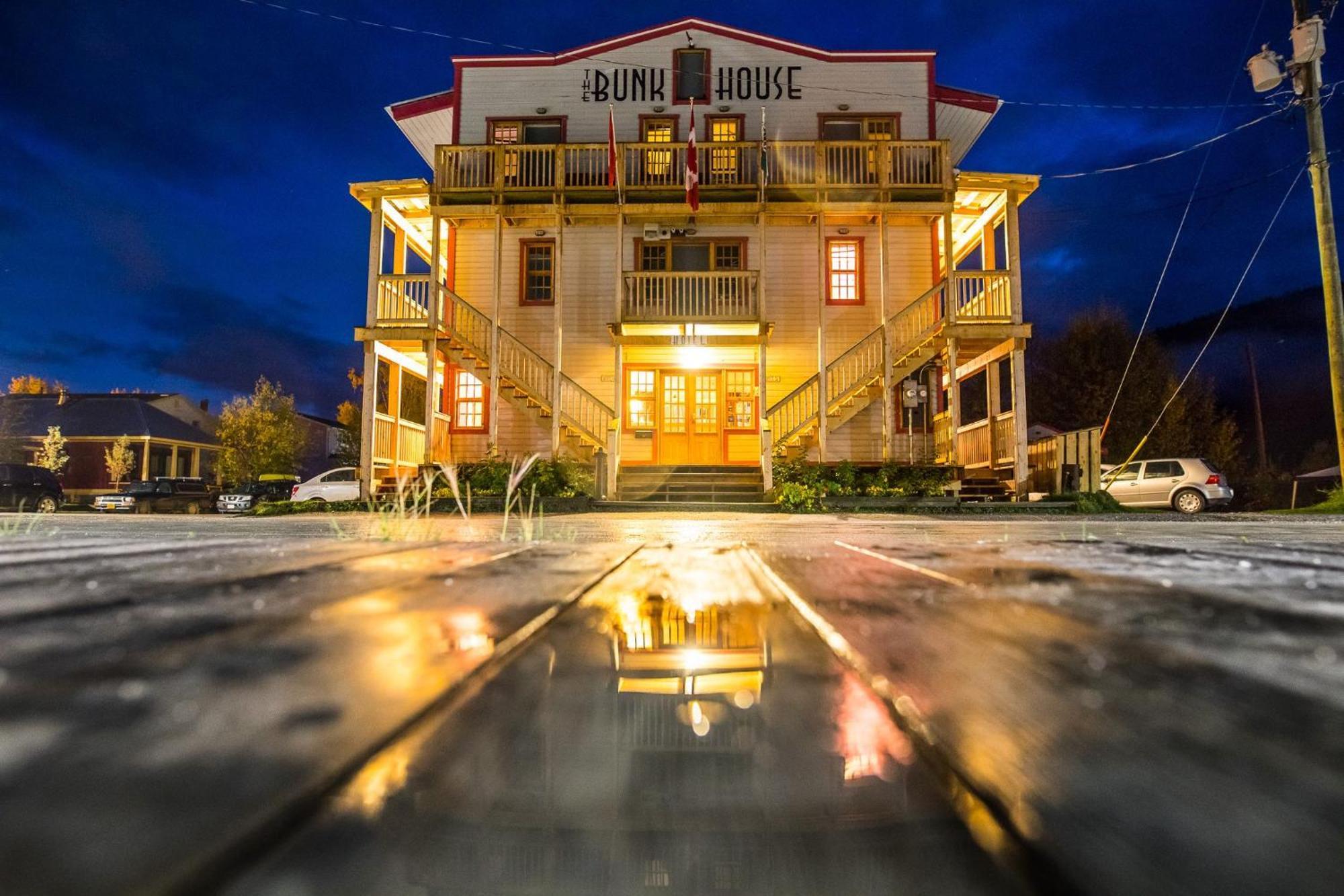 Готель The Bunkhouse Доусон-Сіті Екстер'єр фото